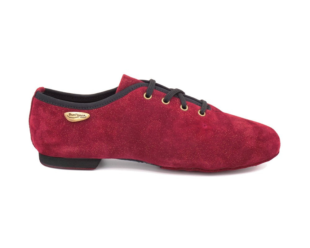 Bordeauxfarbene Wildleder-Tanzschuhe PD J001 von Portdance mit schwarzen Schnürsenkeln, kleinem Absatz und goldenem Logo.